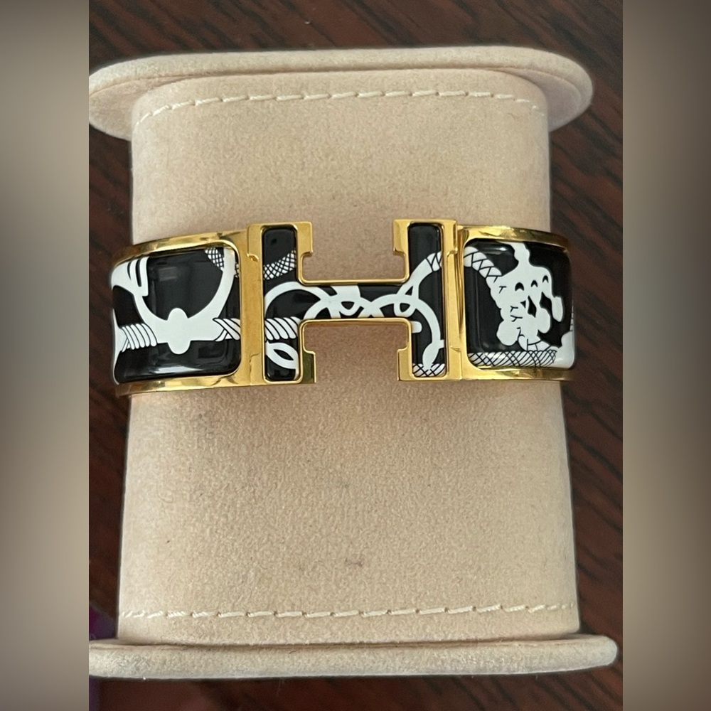 Hermes clic clac. First run enamel H black white equestrian print Great shape.